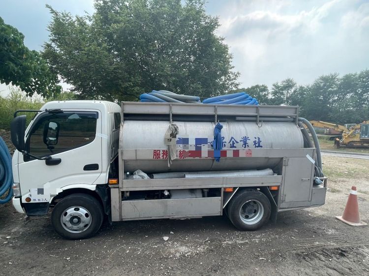 環保局當場查扣濫倒水肥的槽車，整車連同水肥重達5.8公噸。高市府提供