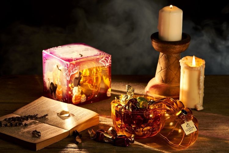 俏皮的南瓜燈搖身一變成為帶來歡笑喜悅的糖果罐，搭配充滿萬聖節氣氛的包裝設計，拿出瞬間成為焦點。業者提供