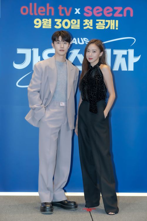 郭東延（左）、高聖熙在《高斯電子公司》扮上班族，是同個部門的上下屬。翻攝Olleh TV