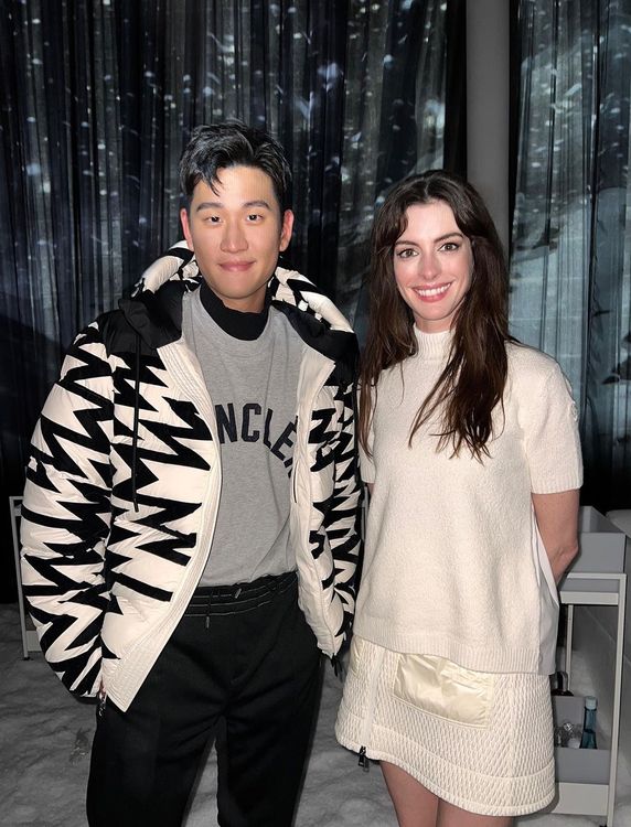周興哲（左）開心遇到安海瑟薇。品牌提供