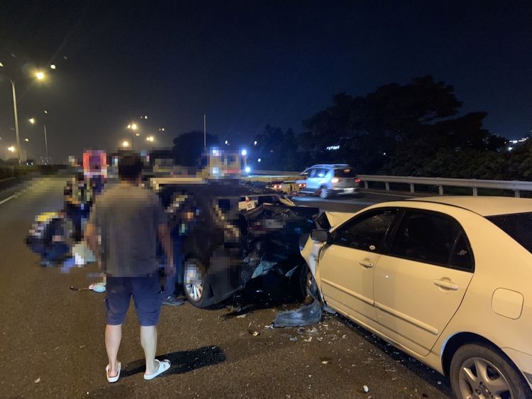 現場四車連環撞，釀1死3傷。讀者提供