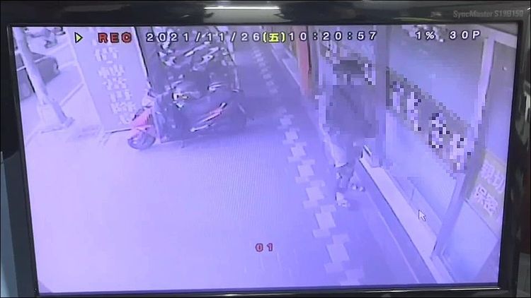 劉男前往當鋪欲典當贓物。新莊警分局提供