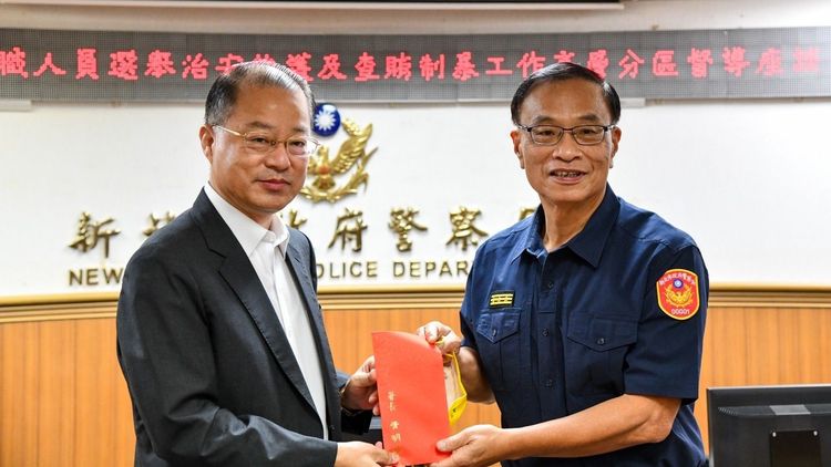 署長黃明昭(左)頒發慰問金給新北市警局長黃宗仁。新北市警局提供