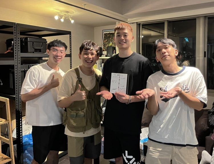 王齊麟(右二)和理想混蛋樂團合唱。 翻攝 王齊麟臉書