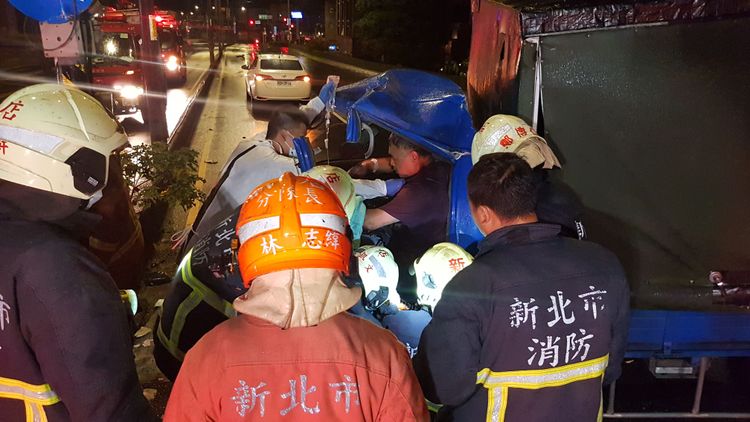 駕駛受困車上，意識清楚。黃仲瑜攝
