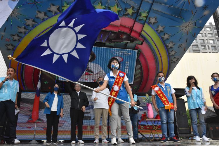 蔡志環（中）今年尋求連任，也是國民黨在竹北市提名的縣議員候選人中唯一的女性。楊文科競辦提供