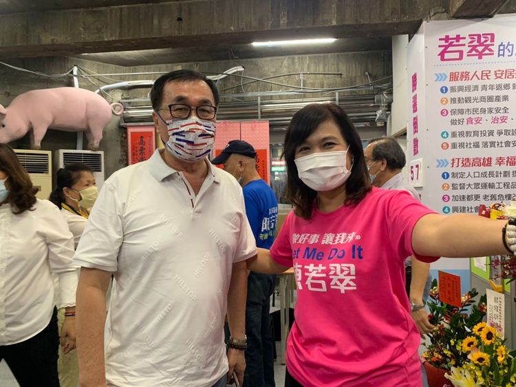 李四川今晚陪著陳若翠去六合夜市掃街與拜票。吳慧芬攝