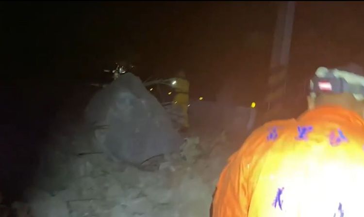 六十石山聯外道路全斷！連夜上山救援畫面曝光。翻攝臉書「Kolas Yotaka」