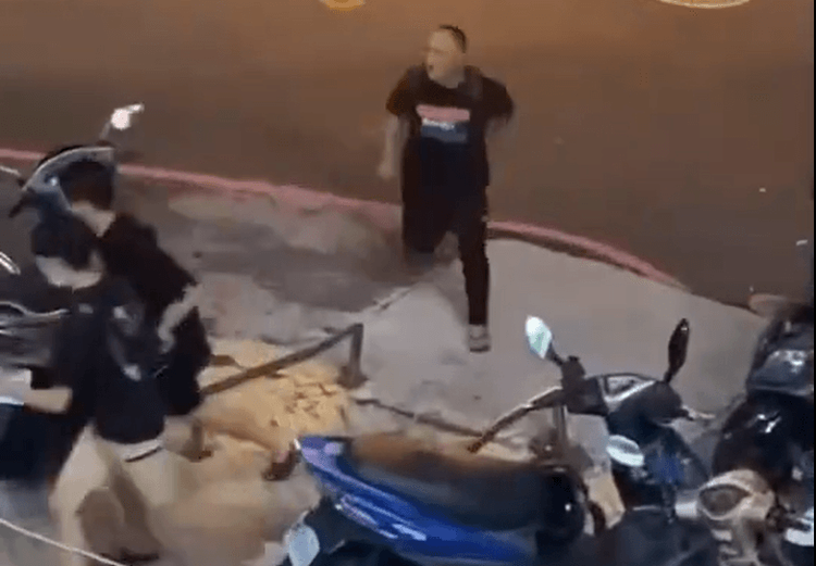 林男醉鬧街頭，對著行經二名學生辱罵三字經。翻攝社會事新聞影音