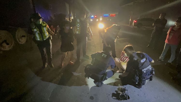 警方壓制逮捕逃避不及的三名女子。侯昌騰攝