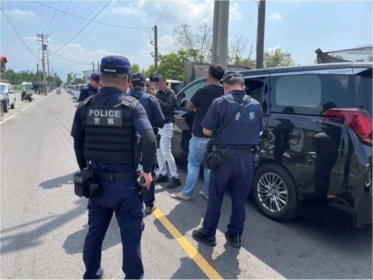 警力在現場過濾黑衣可疑人士身分。警方提供