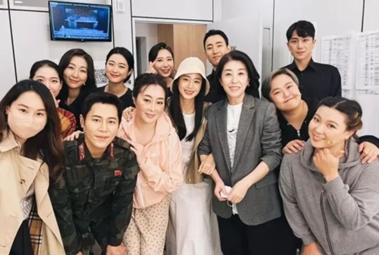 金泰希(中)和《哈囉掰掰，我是鬼媽媽》劇組一起看音樂劇。翻攝金美京IG