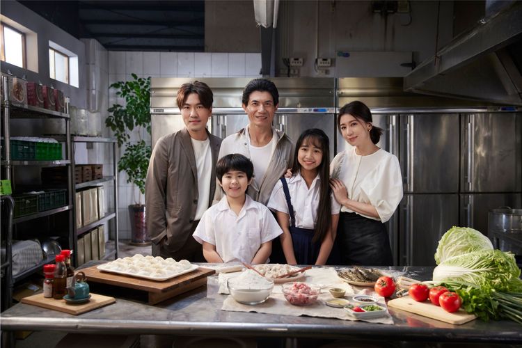 「賈以食日」創立4周年復刻「天津衛小館」場景，更找來演員扮演賈爸、賈靜雯、賈子宸合拍溫馨影片。賈以食日提供