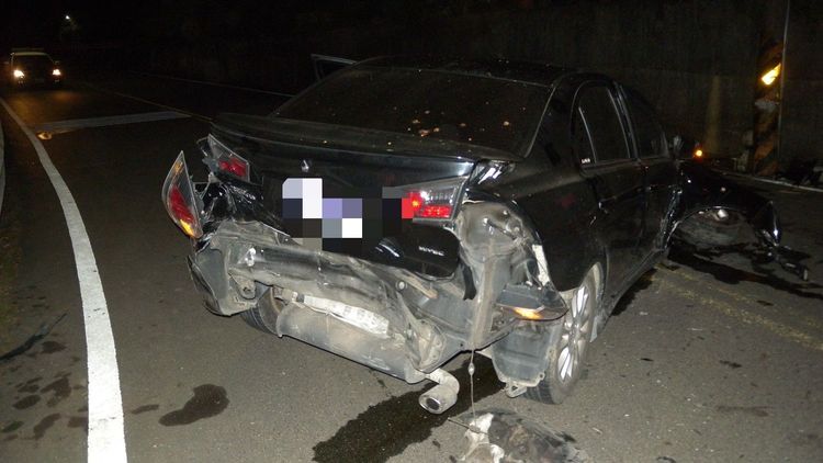 洪男轎車後車身也撞的嚴重凹損。林口警分局提供