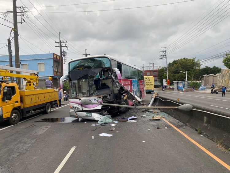 現場車頭毀，路燈倒。警方提供