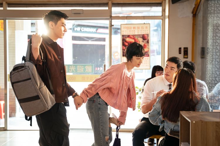 日前播出第3集桂綸鎂（左二）在新舊男友宋柏緯（左）和禾浩辰之間。Disney+提供