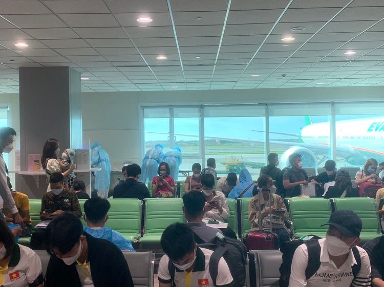 落地篩檢旅客候機室等候結果。翻攝畫面