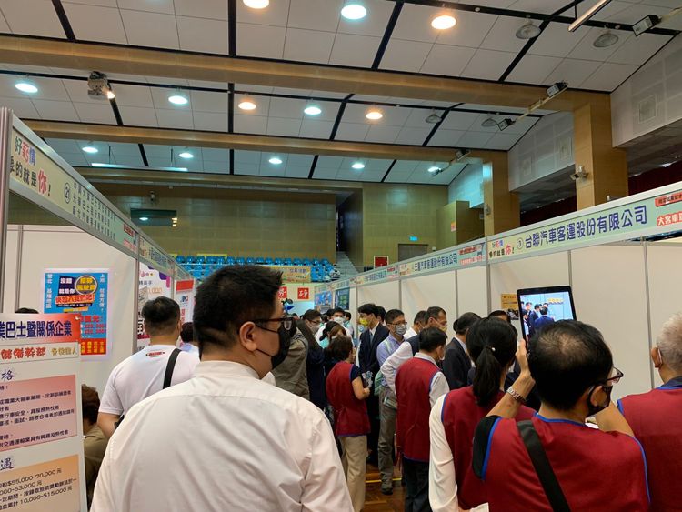 大客車駕駛擴大徵才活動吸引許多駕駛到場了解。胡順惠攝