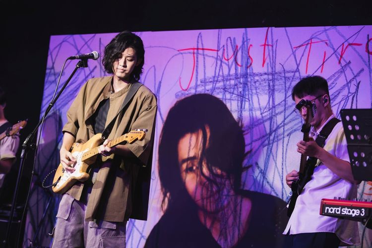 李玉璽在記者會上深情演出。老鷹音樂提供