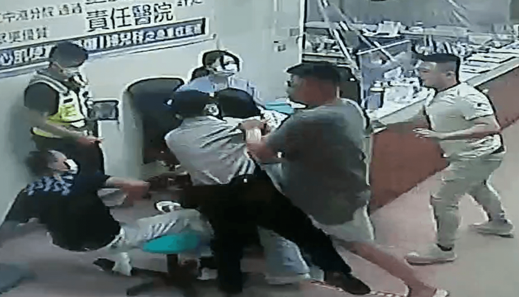 白姓男子等人闖進急診室內，對正在看診的劉姓男子狠踹。讀者提供