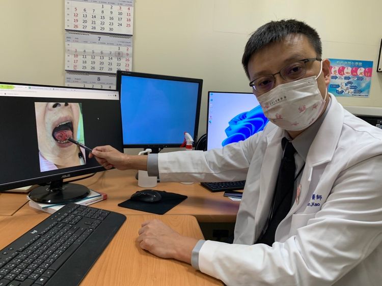 高理鈞醫師說明，婦人舌頭潰瘍無法癒合，經檢查是因乳癌轉移所致。吳慧芬攝