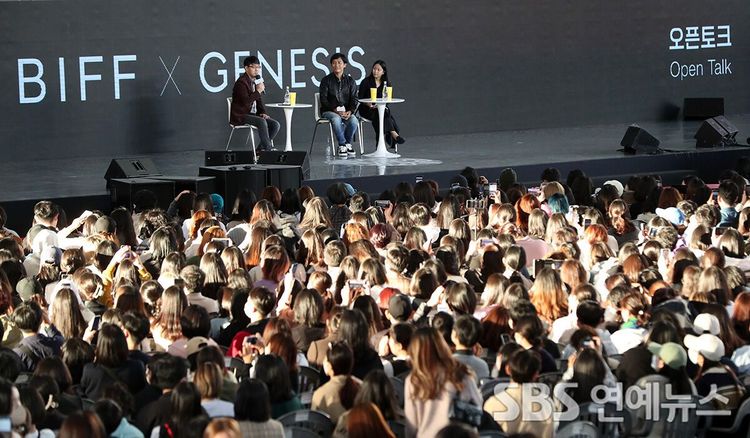梁朝偉今天參加釜山影展舉行的《花樣年華》戶外座談，吸引千名粉絲到場。翻攝SBS娛樂新聞