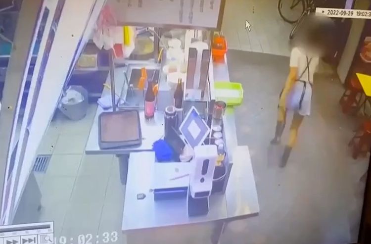 女店員察覺有異追了出去。翻攝畫面