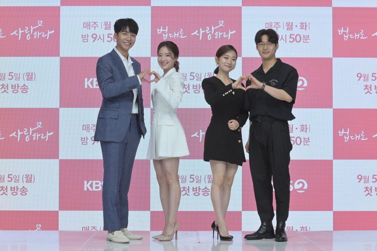 李昇基、李世榮、金瑟琪、吳東民盛裝出席《依法相愛吧》記者會。friDay影音提供