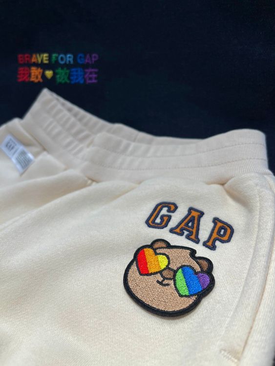 消費者可自由發揮創意，將彩虹主題的布章或電繡加在上衣、褲子任一處。業者提供