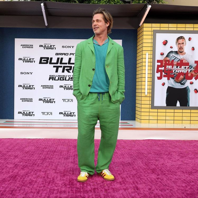 在洛杉磯跑電影《子彈列車》宣傳時，小布以Haans Nicholas Mott綠色訂製休閒西裝搭配adidas Originals Gazelle黃色休閒鞋，配色大膽。翻攝bullettrainmovie IG