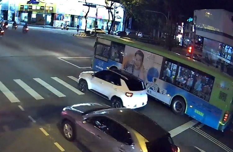 警方調閱路口監視器查出女大生搭乘的公車班次。讀者提供