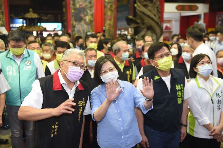 蔡英文與湧蓮寺主委陳宏昌交談。台北市攝影記者聯誼會提供