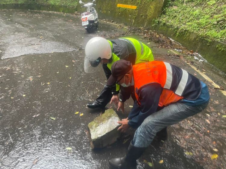警方和工程人員，賣力清除司馬限林道落石。雪霸處提供