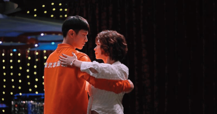 徐若瑄（右）在《初戀慢半拍》和柯震東浪漫共舞。甲上提供