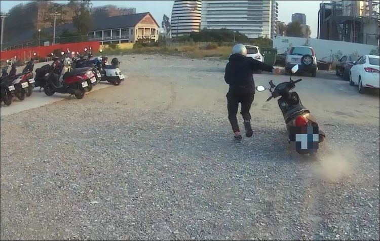 越南移工棄車逃逸，警方鍥而不捨從後追捕。讀者提供