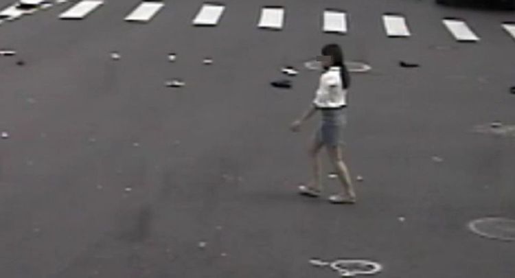 自小客車駕駛王姓女子下車查看並打電話。讀者提供