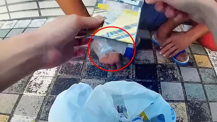 警方在香菸盒內查獲安非他命。翻攝畫面