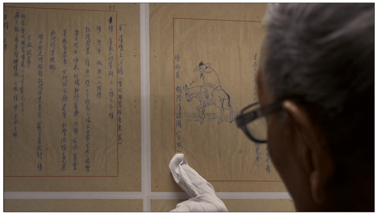 《大俠胡金銓》第1部曲劇照，石雋看胡金銓的手稿。華映娛樂提供