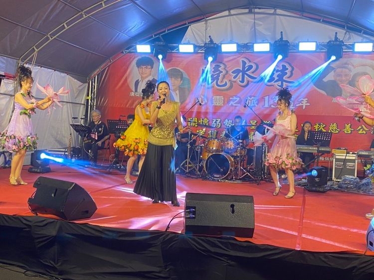 藝人們帶來精彩表演，陪伴長者度過溫馨夜晚。主辦單位提供