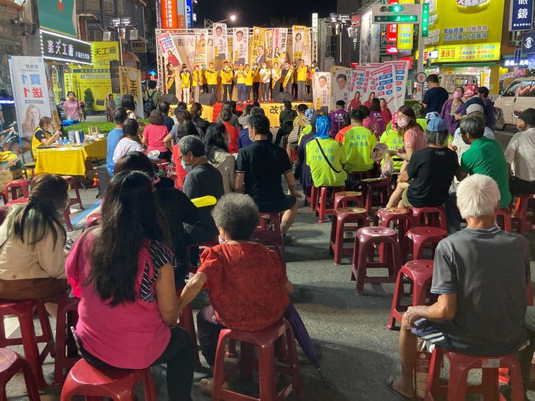 時力造勢台上候選人與台下支持者。陳宏銘攝