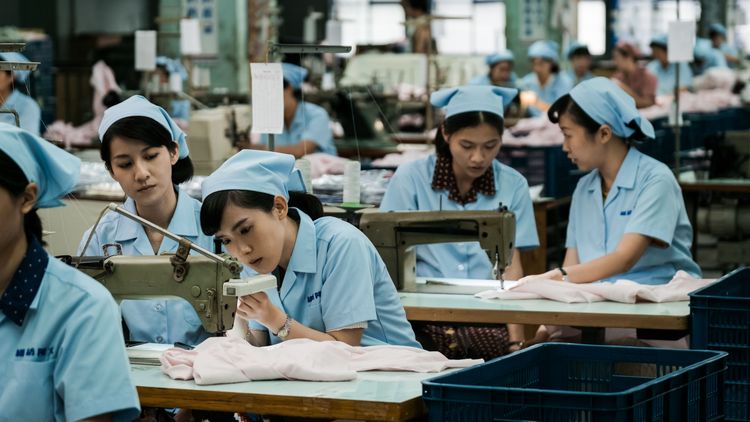 連俞涵（左）和孫可芳在同一家工廠工作。民視提供
