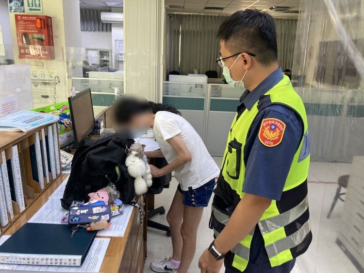 陳女到派出所領回背包。警方提供