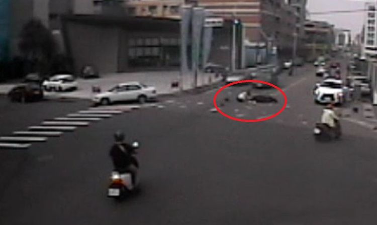 車禍現場監視器畫面，兩名少女（紅框處）被撞倒地。讀者提供