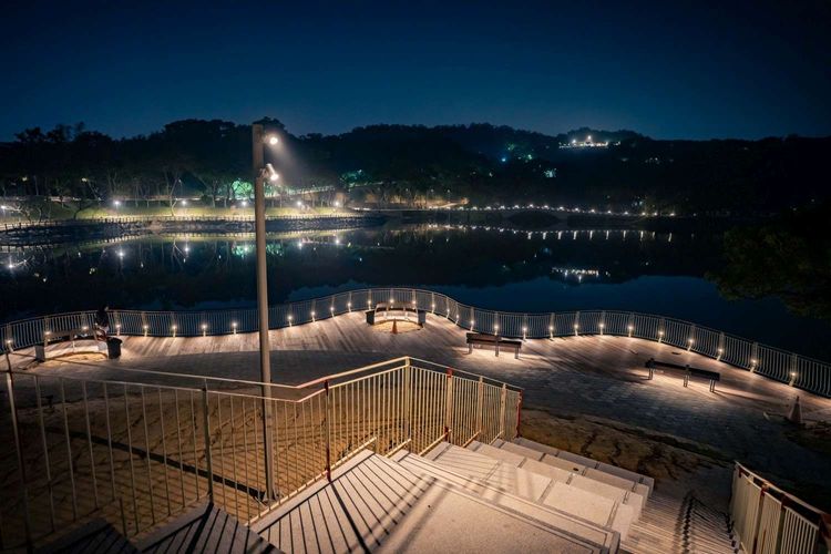 陳章賢指出，青草湖擁有豐富自然景觀資源，但設施逐漸老舊、水質不佳，市府積極爭取中央經費大幅改造環境、再現湖岸風光。新竹市政府提供