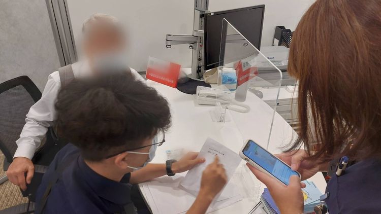 警方通知親友到場加入勸說。翻攝畫面