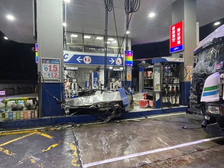 現場二部加油機被撞倒地，幾乎成為廢鐵，加油站員工看到傻眼。讀者提供