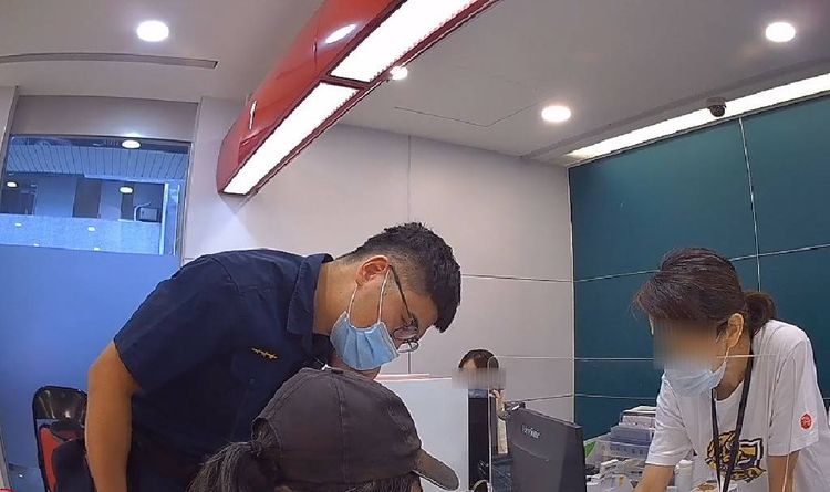 員警聽取民眾描述詐騙集團所用的話術。讀者提供