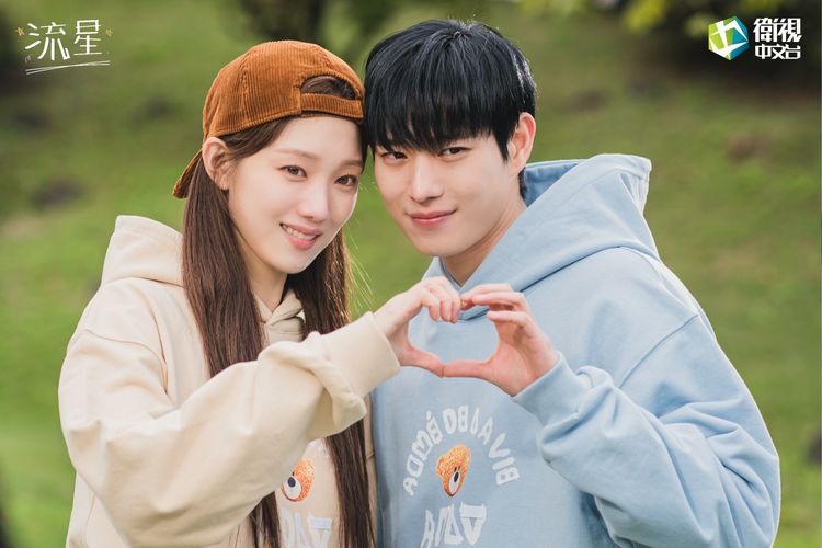 李聖經（左）、金永大劇中從大學同學變成經紀公司公關與藝人的身分。衛視中文台提供