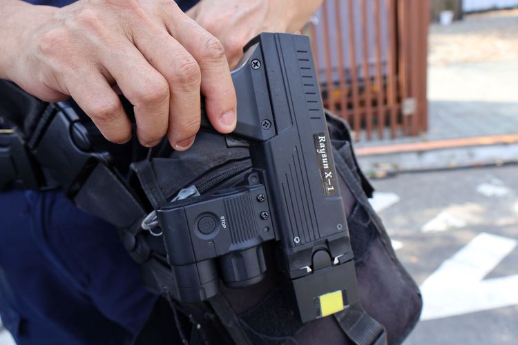 警方攜帶電擊器。王勇超攝