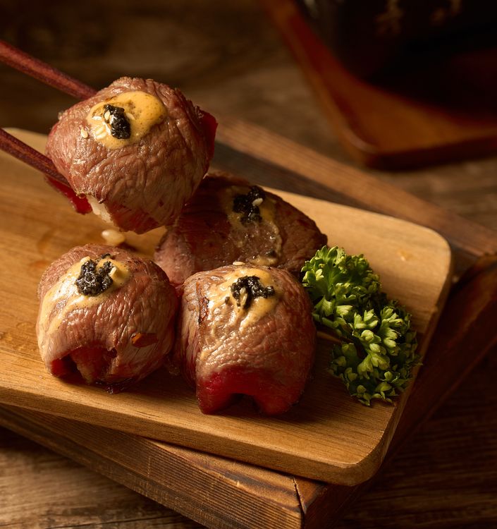 店內還可品嘗到各種創意牛料理，像是由溫體牛製作的「松露牛毬壽司」。牛本色提供